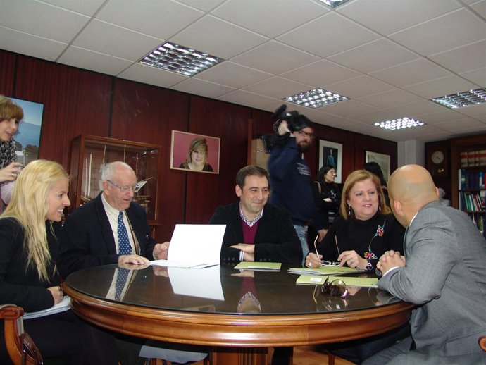 En el centro, la delegada provincial de Empleo de la Junta en Almería, Francisca