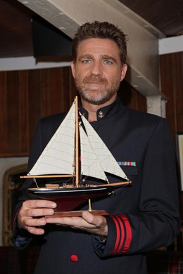 El actor Juanjo Artero en el escenario de la serie 'El Barco'