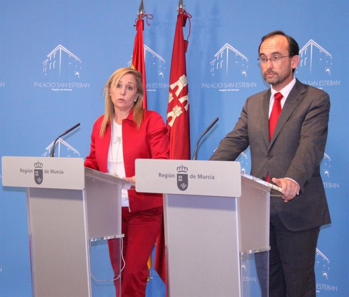 La portavoz del Gobierno regional, María Pedro Reverte, y el consejero de Univer