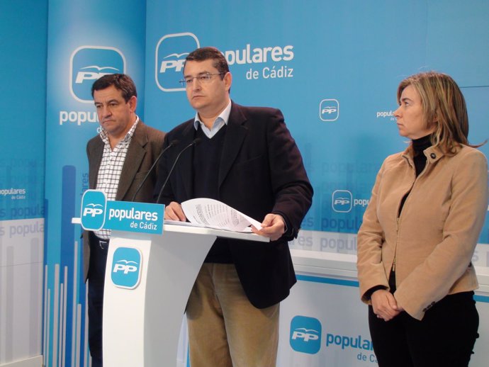 El secretario general del PP-A, Antonio Sanz, en rueda de prensa en Cádiz