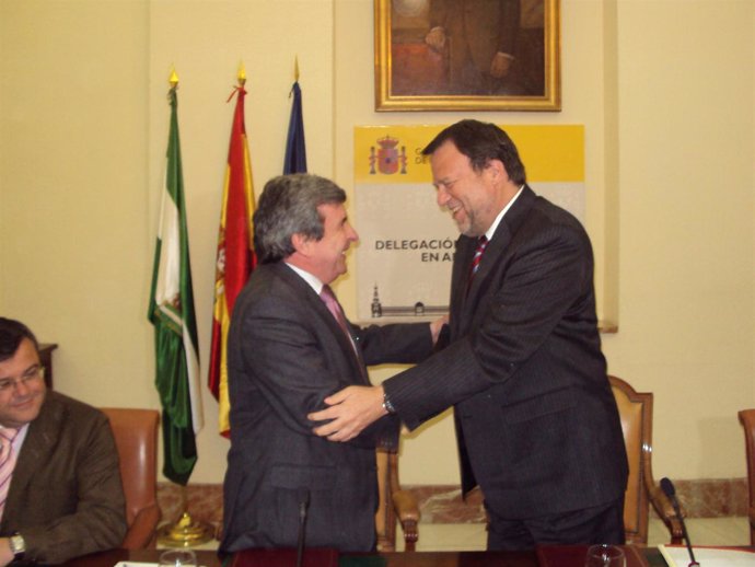 El alcalde de Sevilla firma con el delegado de Gobierno en Andalucía un convenio
