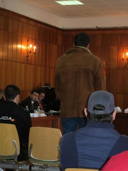 En pie, uno de los acusados de matar en Águilar a un hombre en 2008
