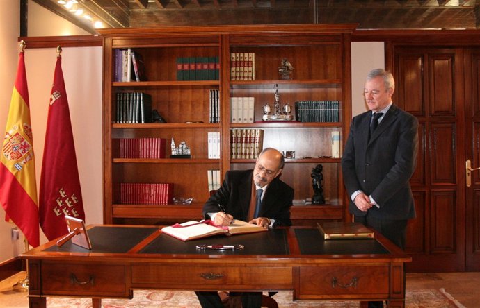 El embajador, firma en presencia de Valcárcel