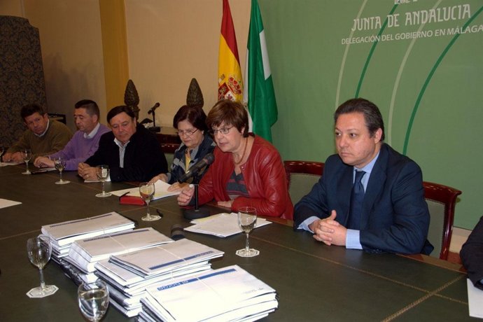 La consejera de Obras Públicas y Vivienda, Josefina Cruz, en la reunión con alca