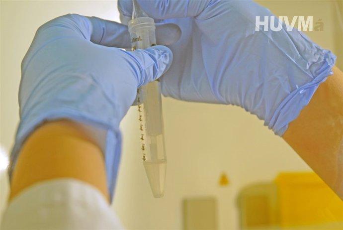 Investigador con pipeta de ensayo