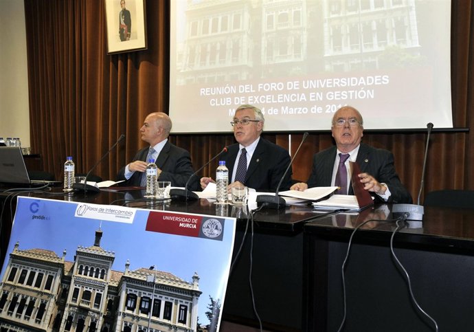 El rector de la UMU, en el centro, preside el foro