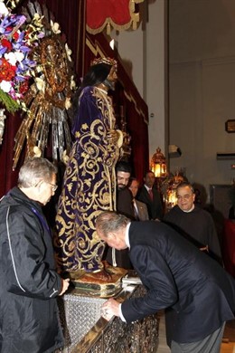 El Rey venera al Cristo de Medinaceli