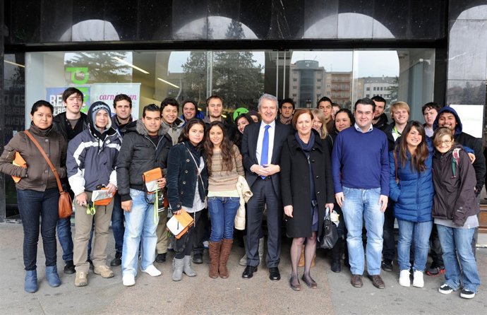 Emilio del Río junto a los becarios Erasmus