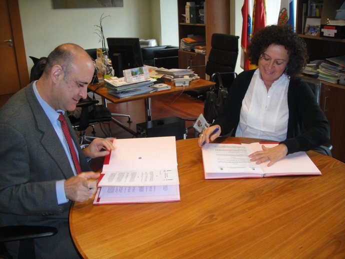 El director de la Fundación Comillas, Ignacio Gavira,  y la alcaldesa de Comilla