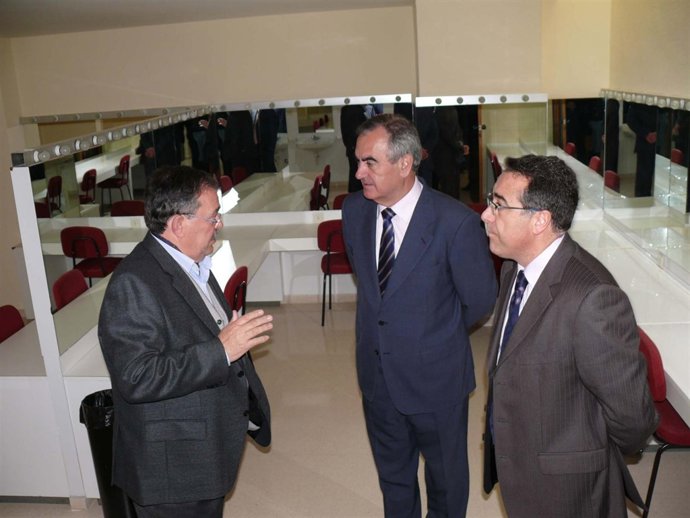 El delegado, en el centro, y el alcalde de Jumilla, a la derecha, durante la ina