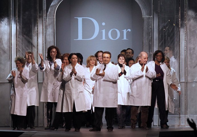 Los trabajadores de la casa de moda Dior al final del desfile firmado por John G