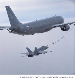 Un A330 MRTT suministrando combustible a un F-18