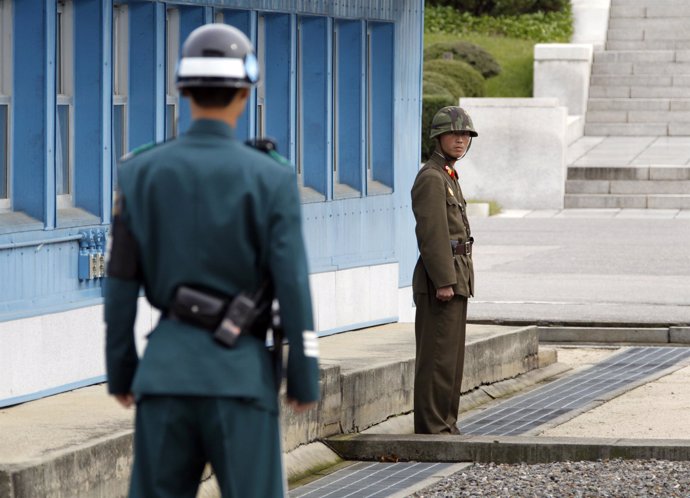 Soldados de las dos Coreas en la frontera
