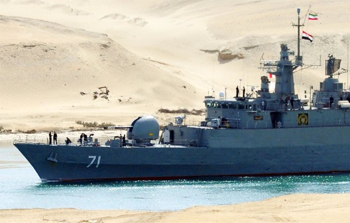dos buques de guerra iraníes cruzan el canal de Suez 