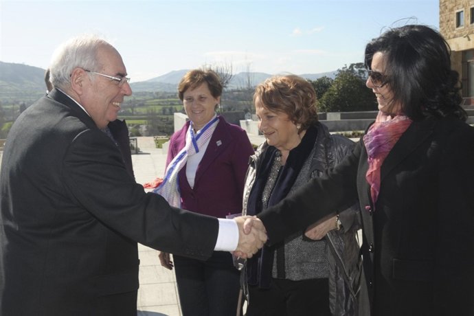 El presidente Areces, saluda a María Jesús Álvarez, a su llegada al acto.