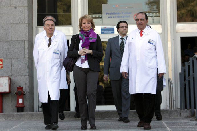 Esperanza Aguirre sale del Hospital