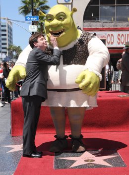 Mike Miers posa con una figura de Shrek en el Paseo de la Fama de Hollywood