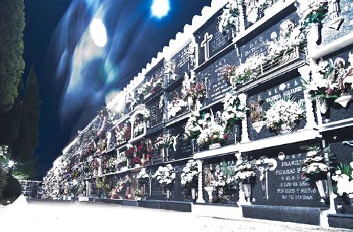 Imagen nocturna del Cementerio de Monturque.