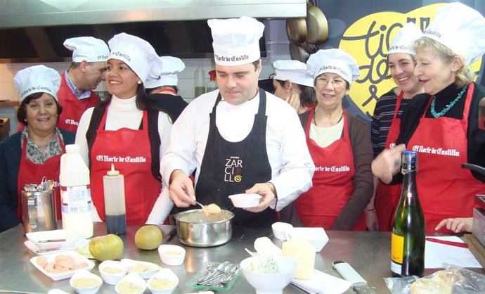 Gabinoa González cocina ante los participantes del taller de Tierra de Sabor.