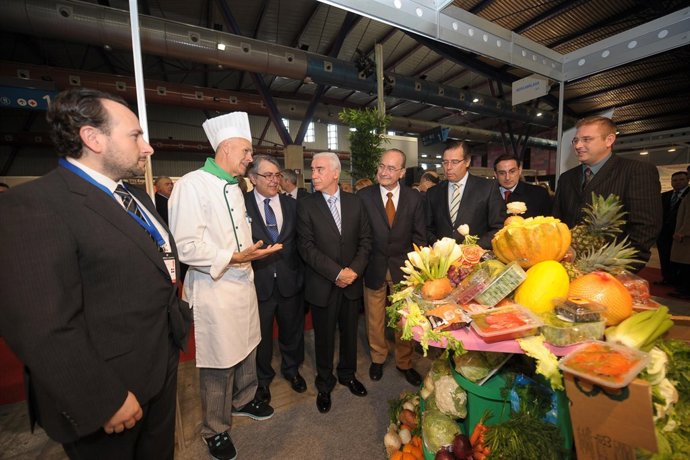 Alonso y De la Torre, entre otras autoridades, en la inauguración de Hostelequip