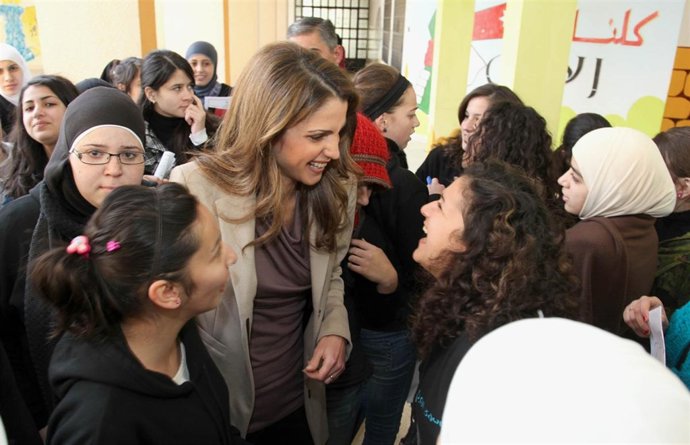 Rania de Jordania visita un colegio de chicas