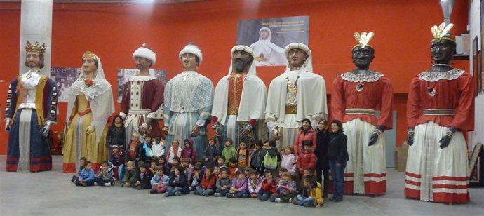 Casi 4.000 escolares han visitado los gigantes y cabezudos de Pamplona.