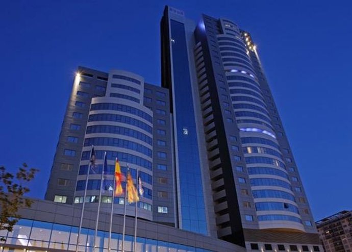 Imagen nocturna del hotel Meliá Valencia Palacio de Congresos.