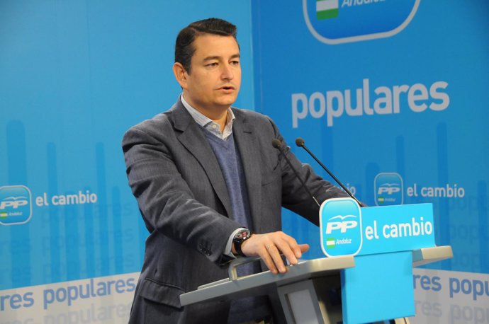 El secretario general del PP-A, Antonio Sanz, en rueda de prensa