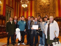 Josep Masabeu junto al alcalde de Barcelona y niños de Braval