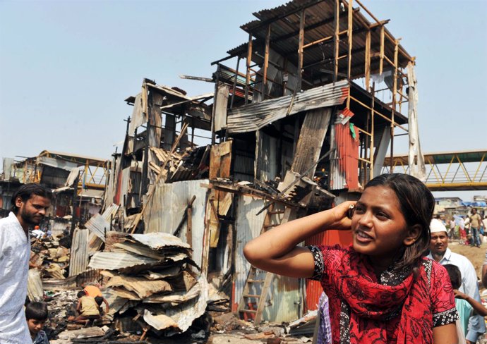La actriz de Slumdog Millionaire Rubina Ali frente a su casa incendidada