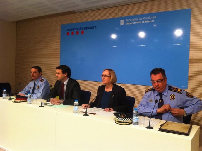  Assumpta Escarp con mandos policiales
