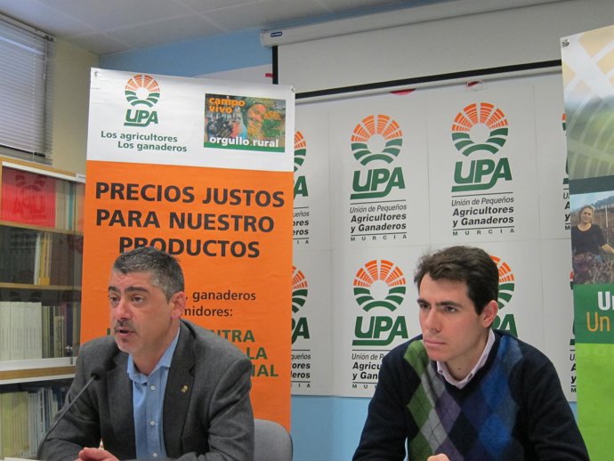 Alarcón, a la izquierda, durante la rueda de prensa