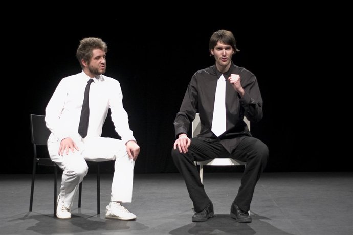 Cajasol Presenta La Obra "Ralóv Es. ¡Volar Al Revés!"