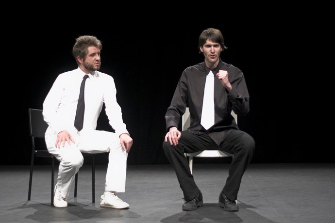 Cajasol Presenta La Obra "Ralóv Es. ¡Volar Al Revés!"