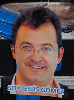 Careta con la imagen del candidato del PP de Leganés