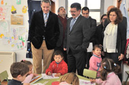 El consejero de Educación, Francisco Álvarez de la Chica, visita una Escuela Inf
