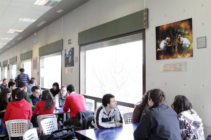 Una imagen de varias de las fotografías en la cafetería del Aulario.
