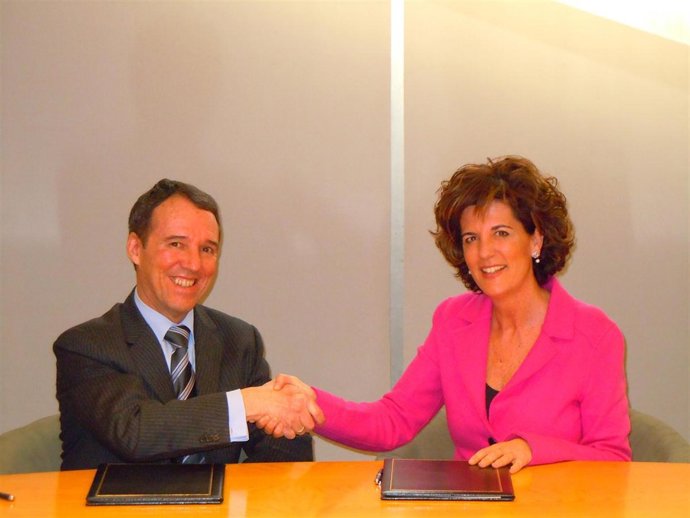 Julio Lafuente y Begoña Ganuza, tras la firma del convenio.