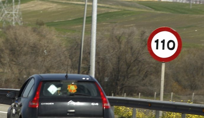 Señales de velocidad de tráfico a 110 km/h