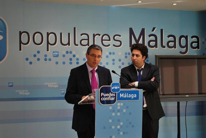 El secretario general del PP en Málaga, Francisco Salado, y el alcalde de Benamo