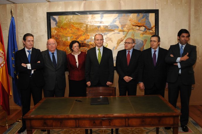 Firma del acuerdo en el automóvil