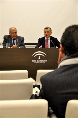 El consejero de Cultura, Paulino Plata, y el filósofo José Antonio Marina 