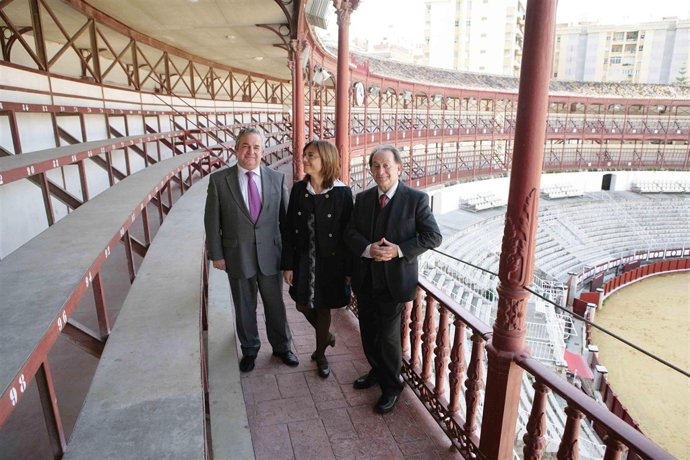 El presidente de la Diputación, Salvador Pendón, la delegada del Gobierno andalu