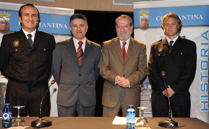 El alcalde y Villalobos junto a los mandos de los bomberos.