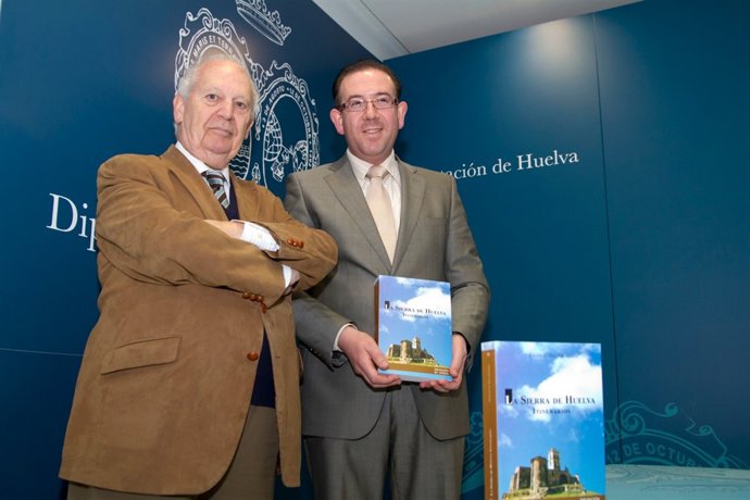 Manuel Guerra y el autor del libro 'La Sierra de Huelva. Itinerarios', Aurelio d