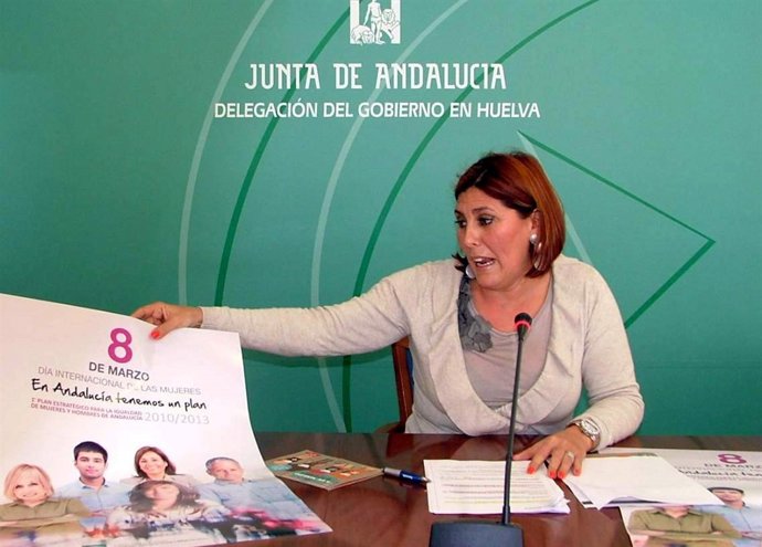 La coordinadora del IAM en Huelva, Isabel Rodríguez, en rueda de prensa.