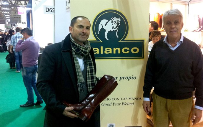 Manuel Ángel Domínguez,  junto a uno de a una de los empresarios de la localidad