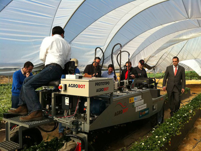 : Imagen del agrorobot, máquina recolectora de fresa que se encuentra actualment