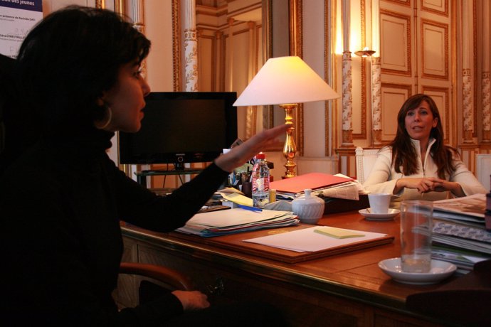 Fotografia De La Presidenta Del PPC Con Dati En París