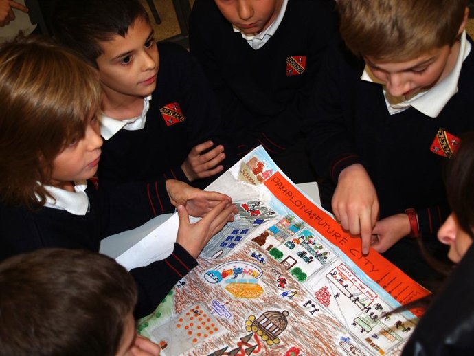 Alumnos del Colegio Irabia con el trabajo merecedor de un segundo premio. 